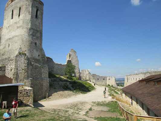 Čachtický hrad se nachází na Slovensku kousek od stejnojmenné obce Čachtice. Nyní je hrad zříceninou. Díky umístění na 375 metrů vysokém vápencovém vrcholu je hrad nepřehlédnutelnou dominantou okolního kraje.
