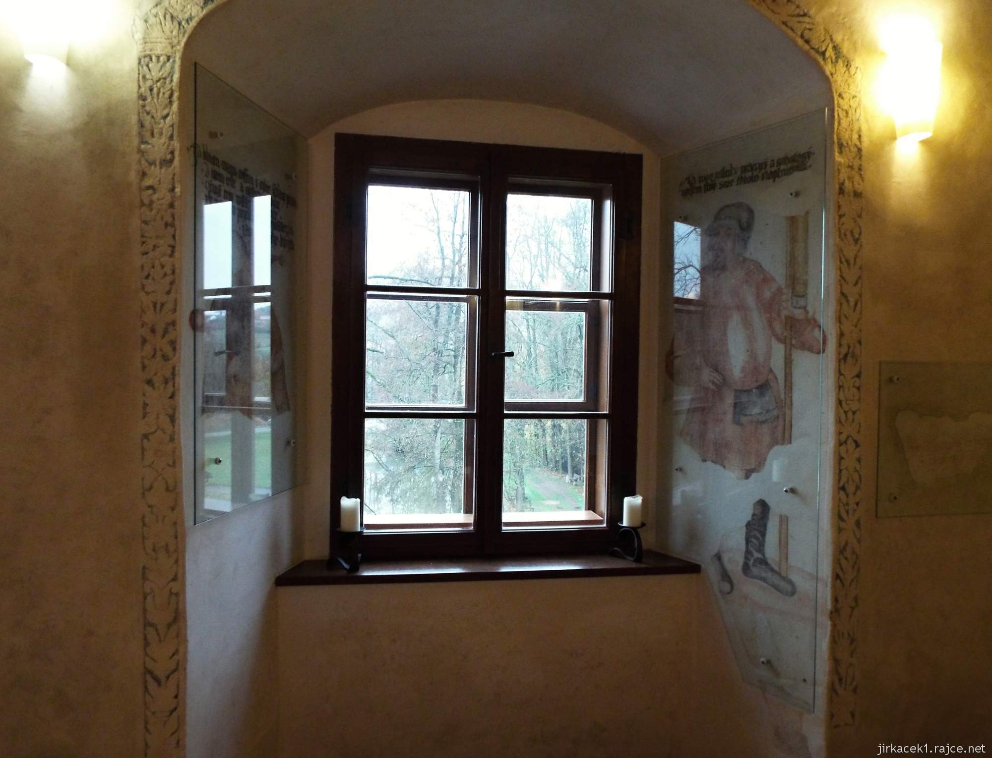 Letohrad - tvrz Orlice 09 - interiér - malby u okna