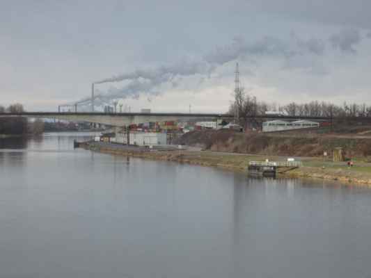 Mělnický průmysl a říční přístav za novým mostem