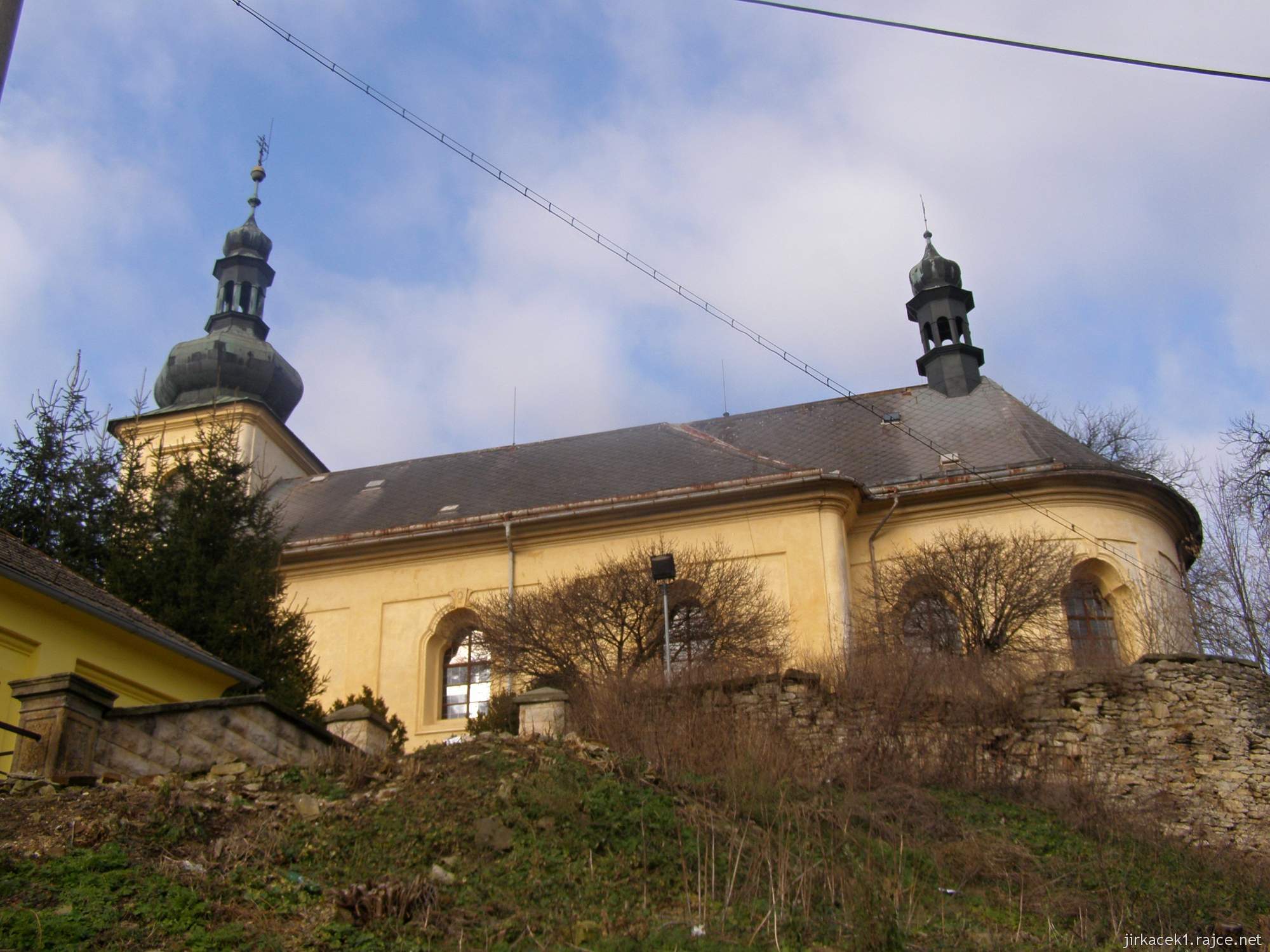 Brandýs nad Orlicí - kostel Nanebevstoupení Páně - pohled od silnice