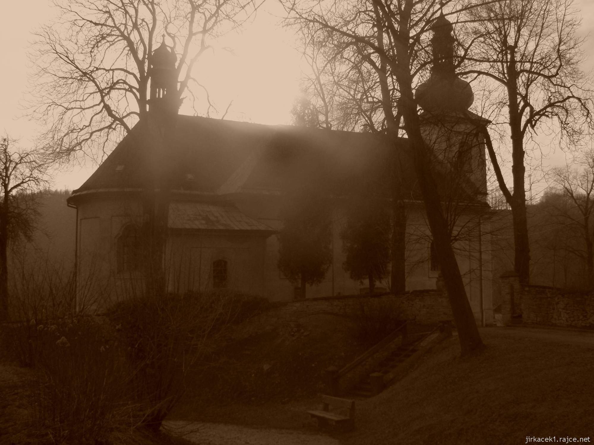 Brandýs nad Orlicí - kostel Nanebevstoupení Páně - pohled od cesty nad kostelem