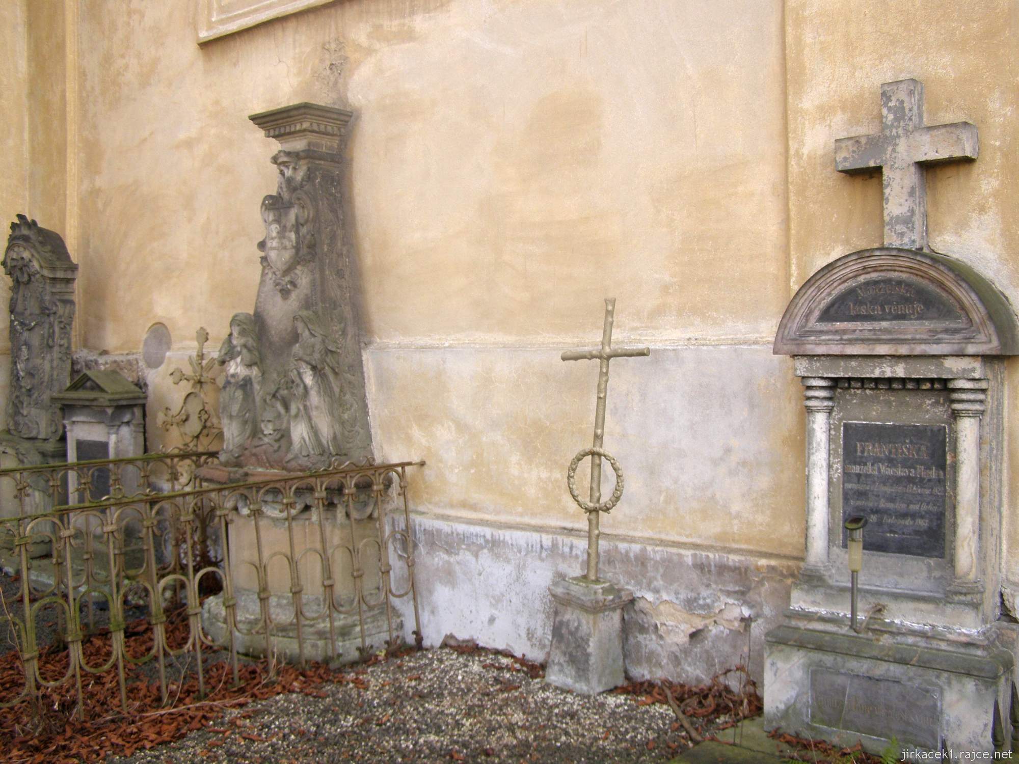 Brandýs nad Orlicí - kostel Nanebevstoupení Páně - náhrobky
