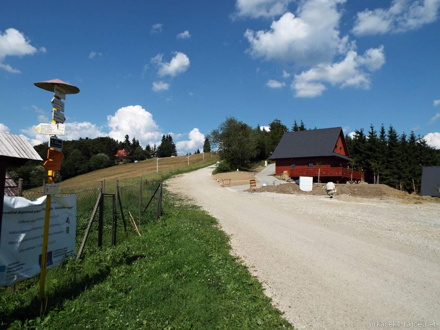 Hotel Portáš - cesta na Portáš a rozcestník