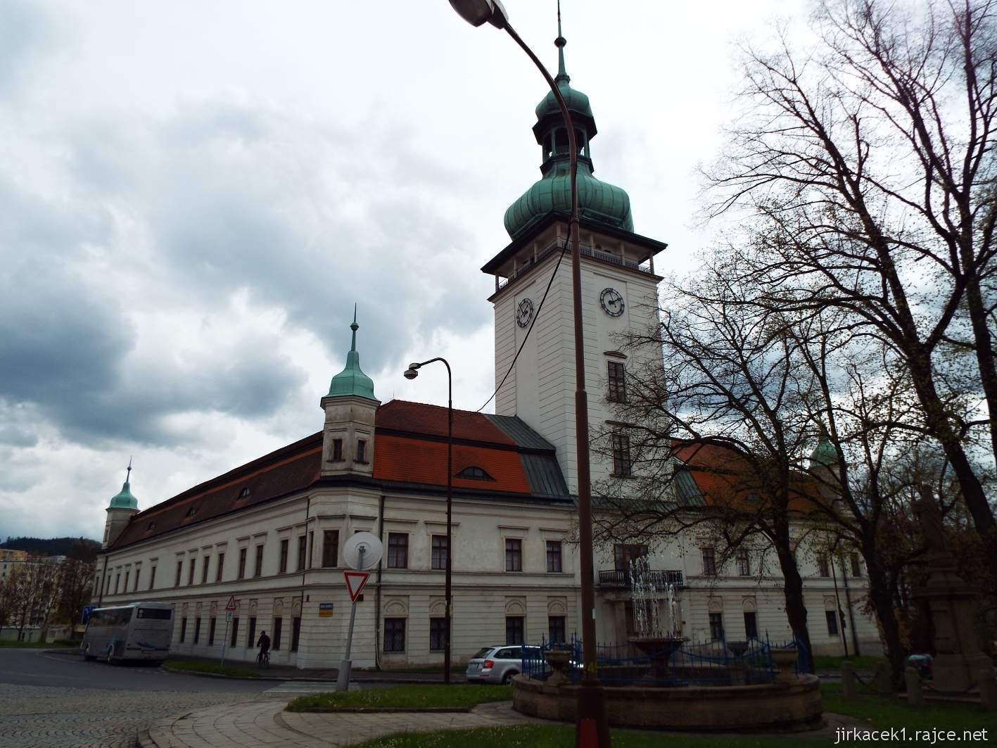 Vsetín - Horní náměstí - zámek, barokní kašna a socha Neposkvrněného početí Panny Marie