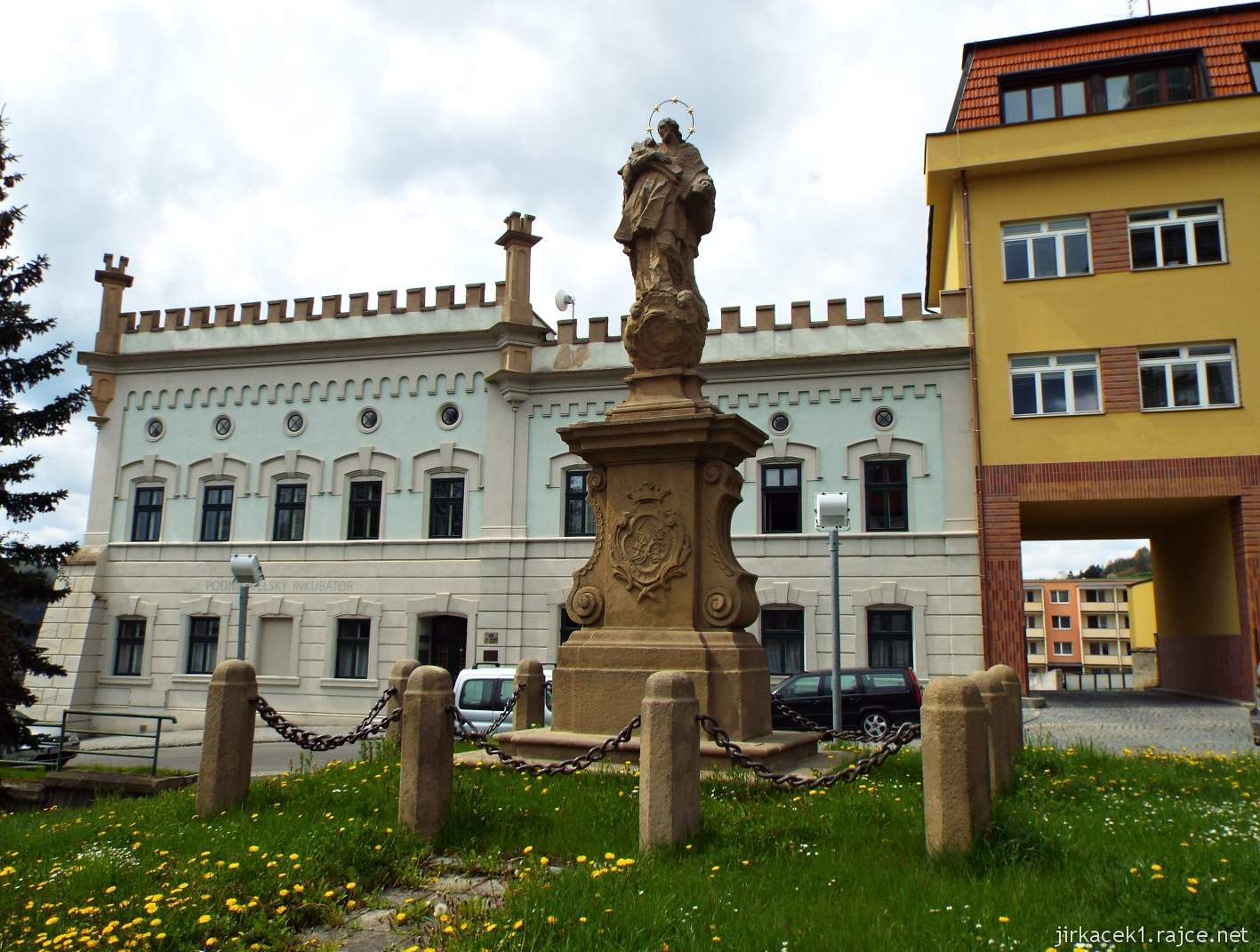 Vsetín - Horní náměstí - socha sv. Jana Nepomuckého a Maštaliska