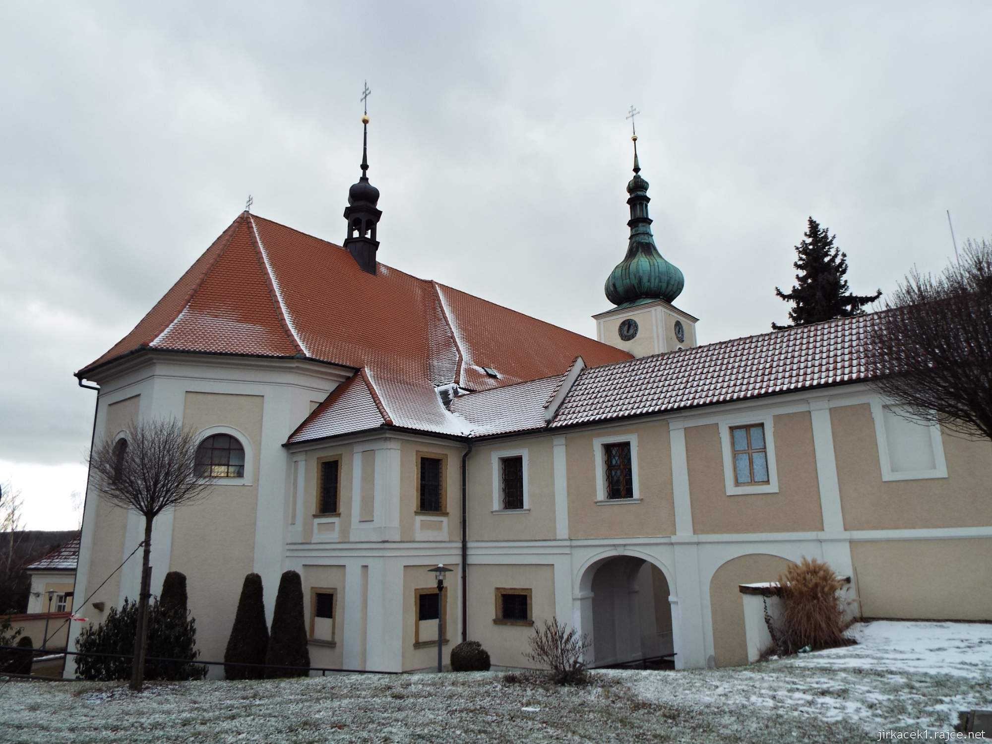 B - kostel Narození Panny Marie Konice 01 - kostel a spojovací chodba se zámkem