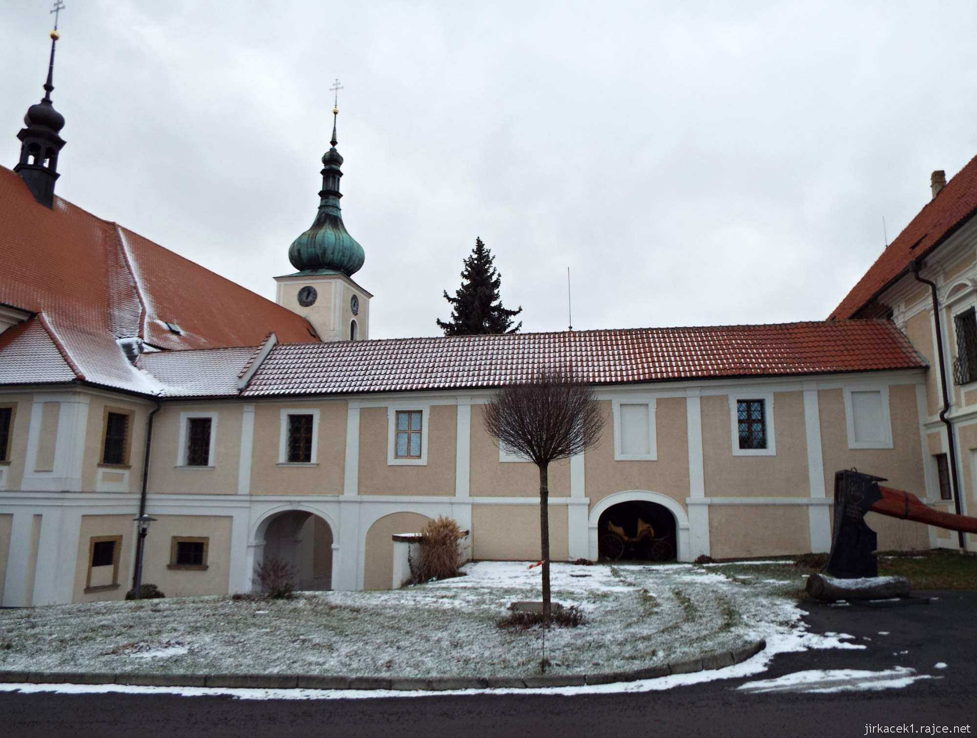 B - kostel Narození Panny Marie Konice 02 - pohled na zámek a kostel