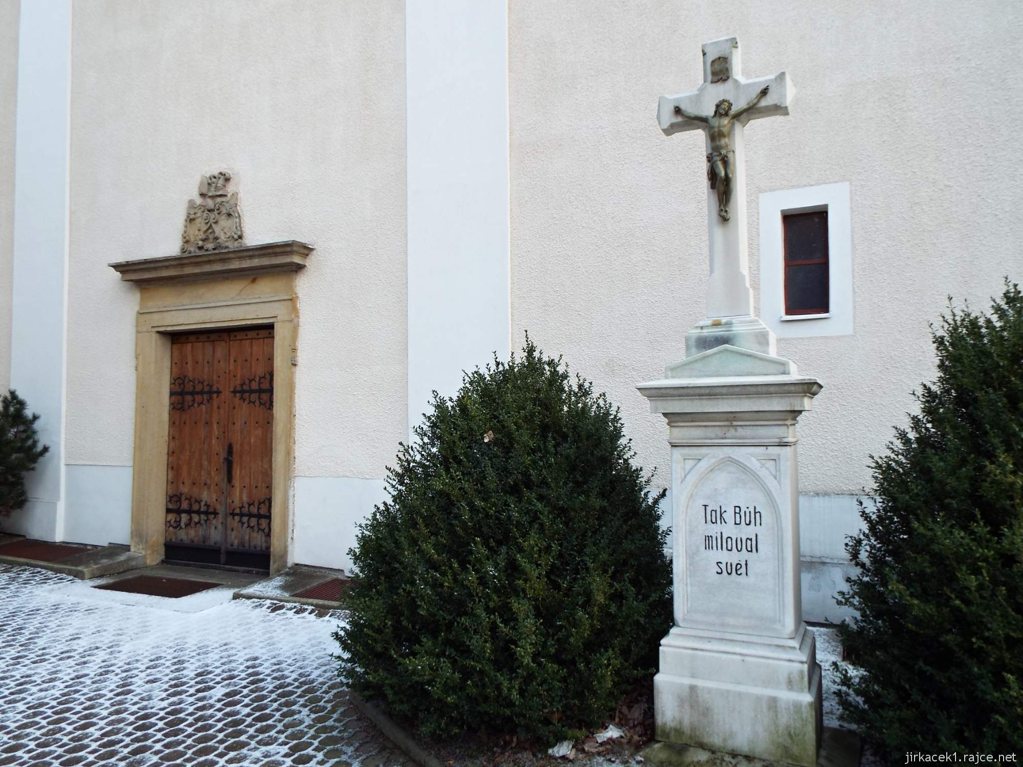 B - kostel Narození Panny Marie Konice 23 - kříž a hlavní vchod