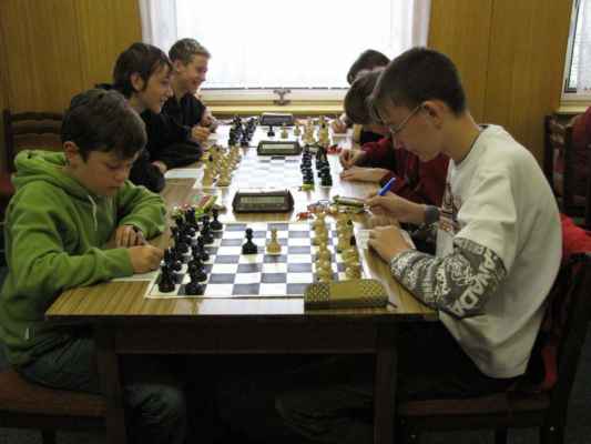 Daniel rozehrál na šesté šachovnici parii