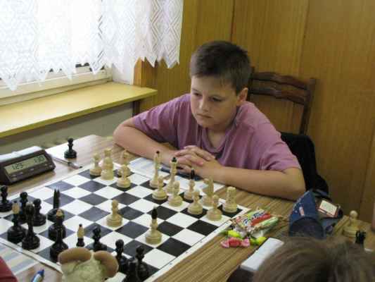 Vojta Filip brání první šachovnici