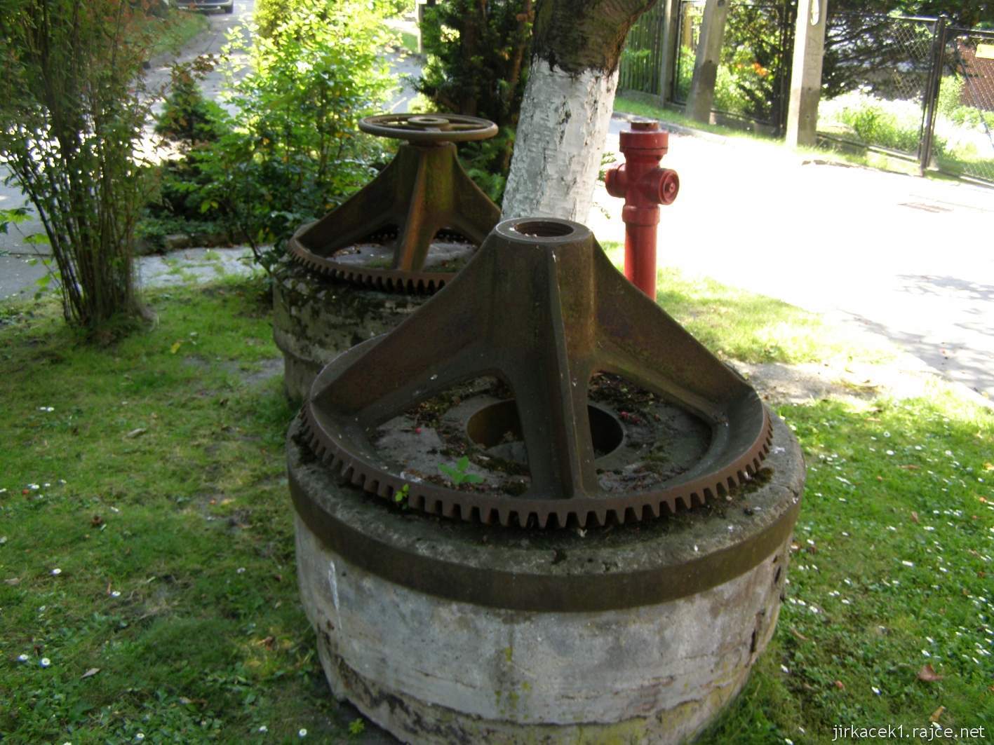 Tworków - Pawlikův mlýn (Zabytkowy mlyn w Tworkowie) - ozubená kola před mlýnem
