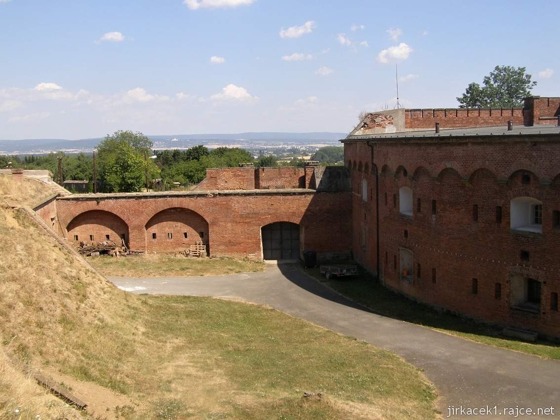 Fort Křelov 18 - další brána a výhled na Olomouc