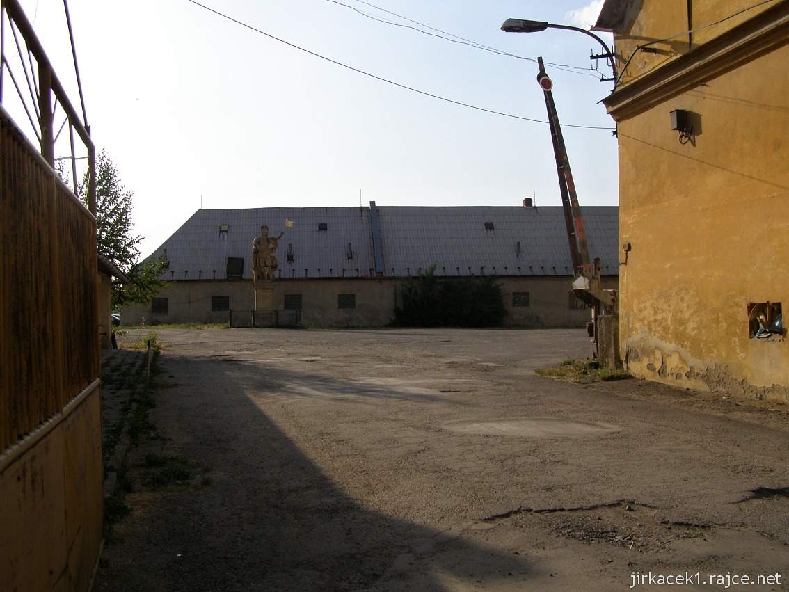Skrbeň 06 - vjezd do areálu
