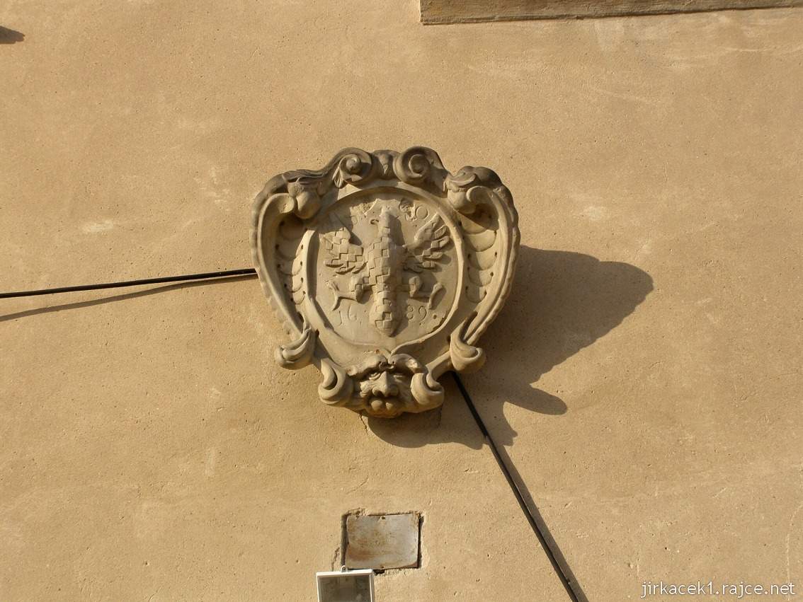 Skrbeň 09 - tvrz erb