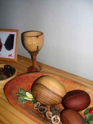 Pohár z olivového dřeva, valouny ořešák, švestka, hrušeň, misky topol a lípa.