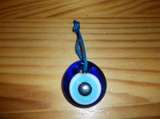 Nazar je amulet nebo talisman ve tvaru modrobílého oka, které má ochraňovat majitele před zlým pohledem a uhranutím.