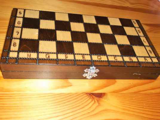 Dřevěné šachy z borovice. Pochází z Beskyd.
