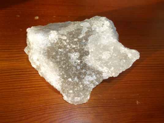 Kus kamenné soli z Wieliczky
Solný důl Wieliczka (polsky Kopalnia soli Wieliczka) se nachází pod městem Wieliczka v blízkém okolí Krakova. Byl v provozu nepřetržitě od 13. století až do prvního desetiletí 21. století, kdy byla z důvodu vysokých nákladů těžba soli ukončena. Patří k nejstarším světovým solným dolům vůbec (úplně nejstarší je solný důl v nedaleké Bochni) a je zapsán na Seznamu světového dědictví UNESCO.
Důl je 327 m hluboký. Celková délka chodeb dosahuje 300 km, přičemž veřejnosti jsou zpřístupněna přibližně 2 % z celkové délky chodeb. Všechny chodby se rozprostírají celkem na devíti úrovních, které jsou propojeny velkými komorami, speciálními tunely či šachtami a výtahy.
Turisté si zde mohou prohlédnout 3,5 km dlouhou trasu, která zahrnuje prohlídku soch historických i mýtických postav, vytvořených z kamenné soli. 
Za pozornost stojí také klenuté síně, kaple, podzemní jezero a výstava, přibližující historii těžby soli. Důl bývá nazýván „polskou solnou katedrálou“.