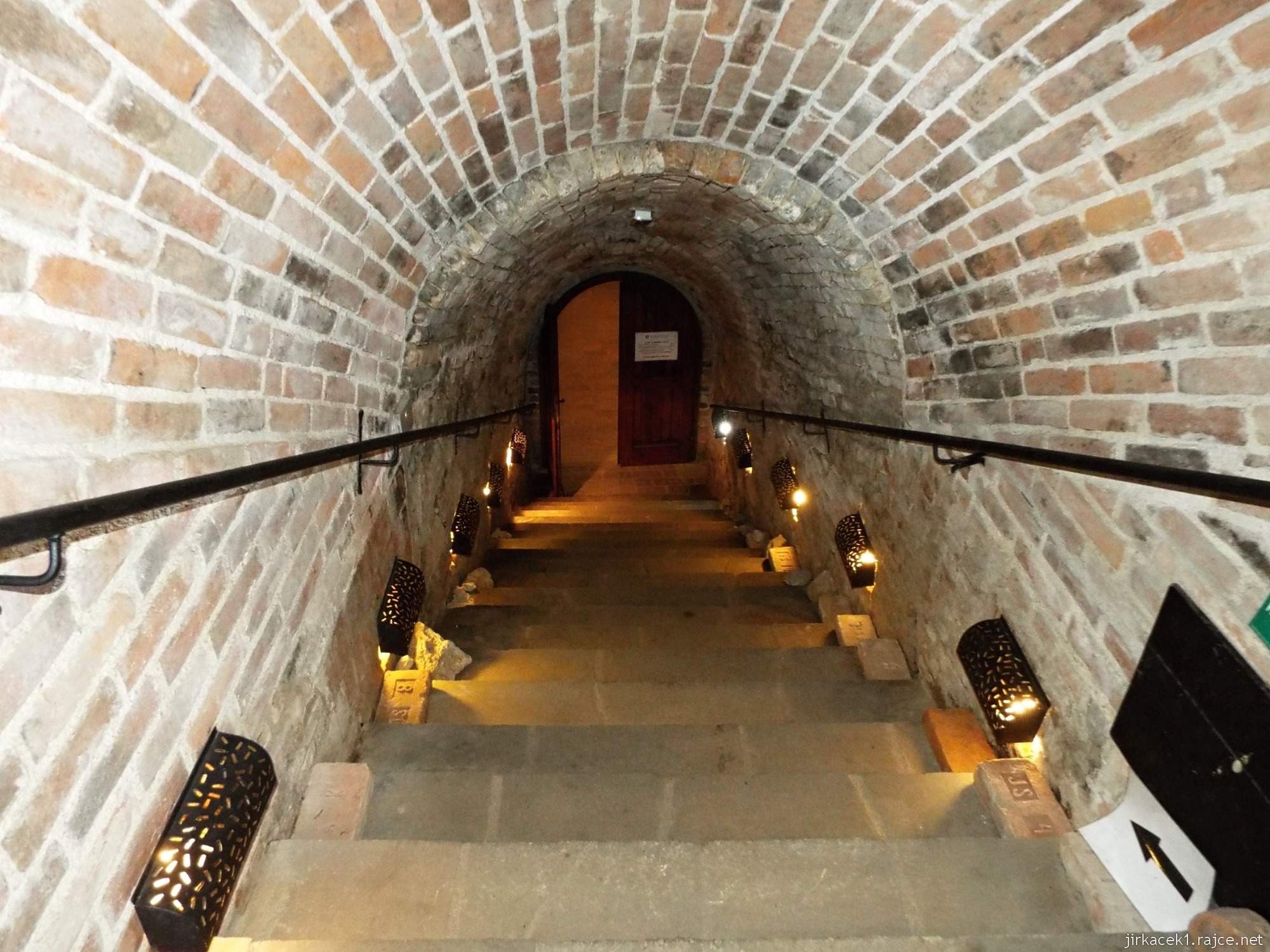 Valtické podzemí 04 - schody do Sklepa hlavního města vína