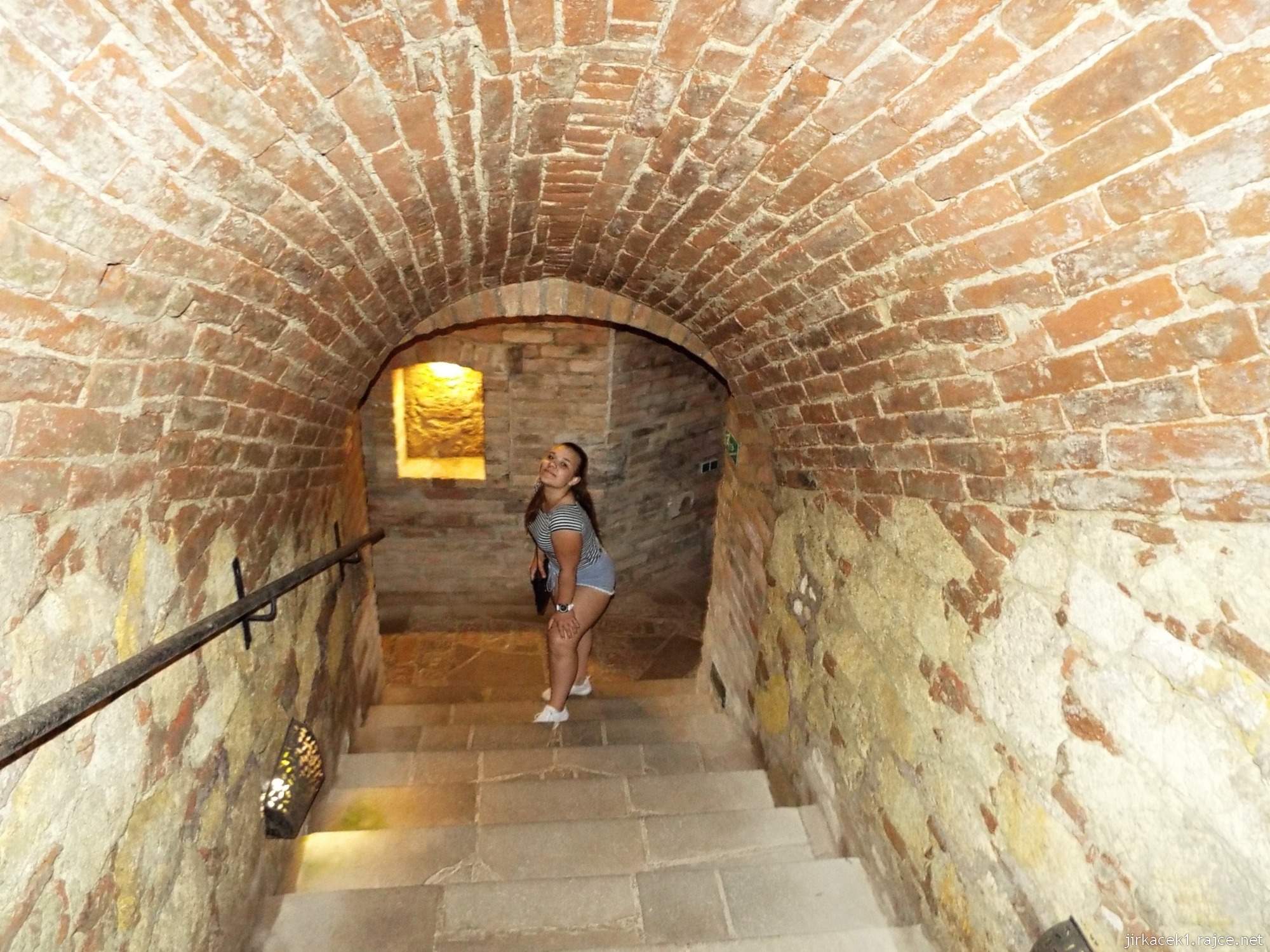 Valtické podzemí 40 - schodiště od vchodu do archívního sklepa Hubert
