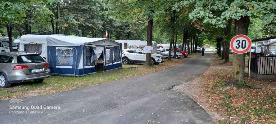 Brzy se ale camping naplnil tak, že se sem naskládalo téměř 100 karavanů a obytek