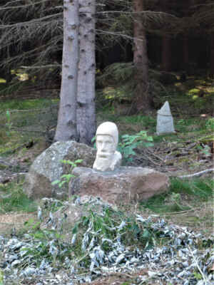 V lesíku pod hradem Pecka nacházíme drobné i větší sochařské skulptury.
