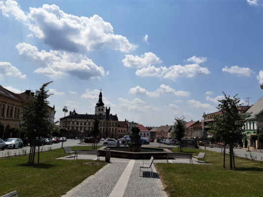 Náměstí Jiřího z Poděbrad v Hořicích má tvar nepravidelného lichoběžníku.