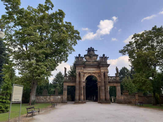 Novorenesanční portál hřbitova z let 1891-1906. Jeho duchovním otcem byl ředitel hořické sochařsko-kamenické školy Vilém Dokoupil.