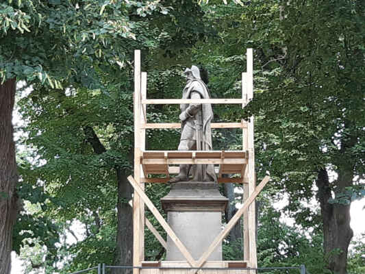 Stojící socha Jana Žižky z Trocnova v brnění. Jedná se o dílo bratří Jiřičkových z roku 1873. T.č. kol dokola lešení kvůlivá nezbytné údržbě.