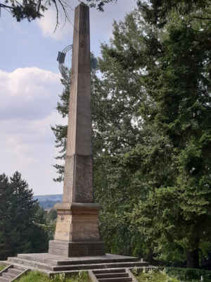 Monumentální Riegrův obelisk dosahující výšky 12 metrů, věnovaný významnému politikovi Františku Ladislavovi Riegerovi (1818-1903).