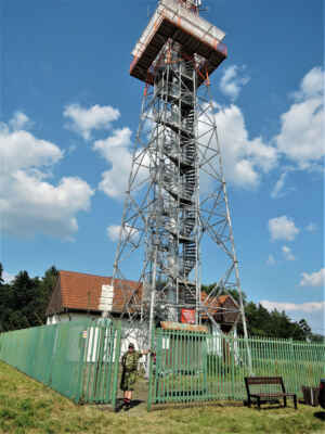 Další dlouhán při cestě - rozhledna "Hořický chlum" je v r. 1998 postavena na hřebenu Hořického chlumu. Tato železná telekomunikační věž dosahuje výšky 41,54 m.