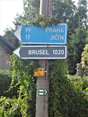 Do Jičína pouhých 17 km, do Prahy stovečka, no a do Bruselu 10x víc a něco.