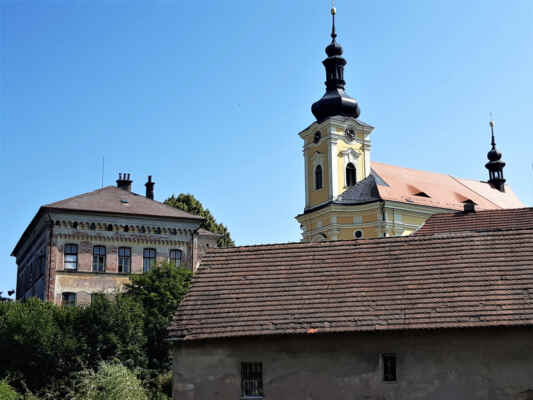 Barokní kostel sv. Bartoloměje - r. 1992 byly do kostelní věže zavěšeny dva nové zvony, pořízené ze sbírek místních občanů.
