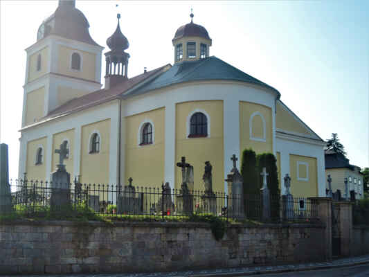 Barokní kostel Všech svatých v Lázních Bělohrad  z let 1689-1700 podle návrhu Giovanniho Santiniho nahradil původní dřevěný gotický kostel, ze kterého se dochovala cínová křtitelnice z roku 1545.