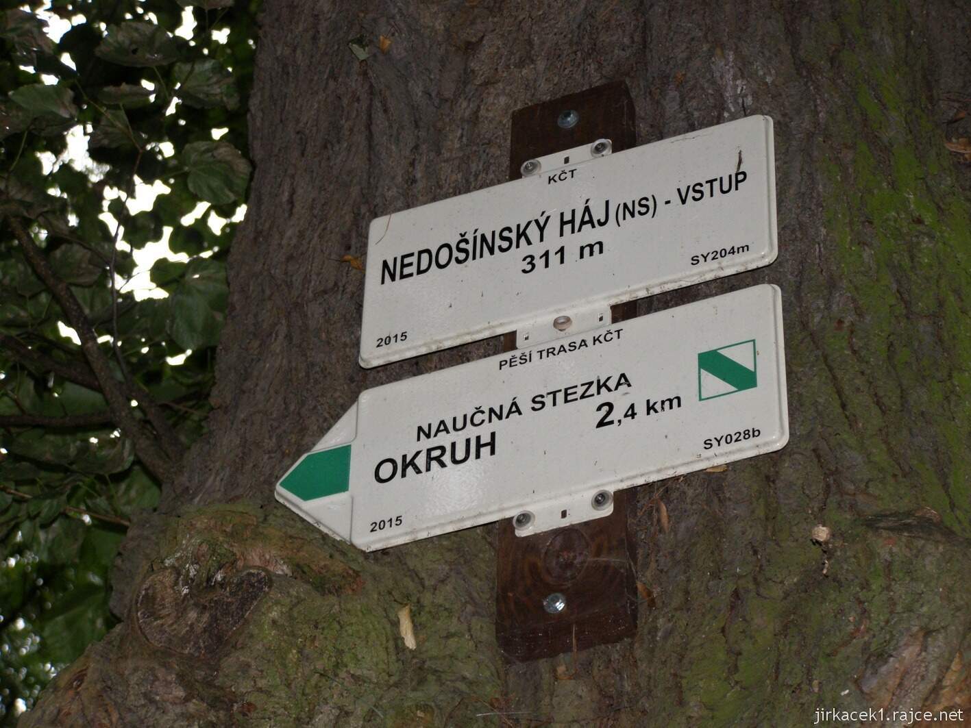NS Nedošínský háj 01 - začátek - tabulka na stromě