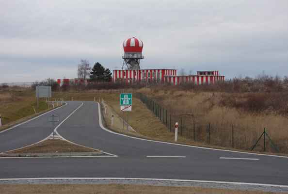 Radarová věž letiště na okraji Hostivice.