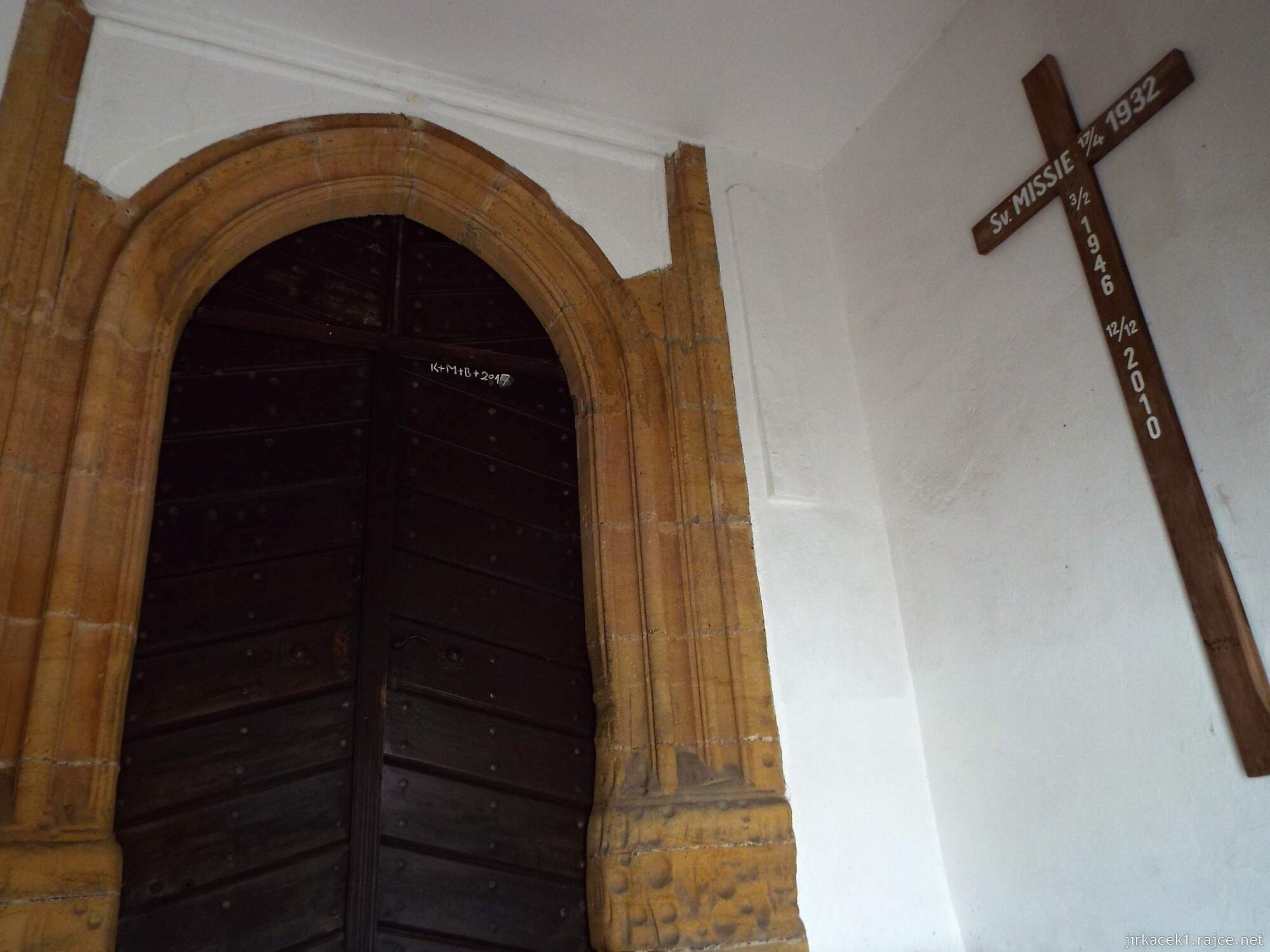 17 - Letovice - Kostel sv. Prokopa 16 - misijní kříž u vchodu