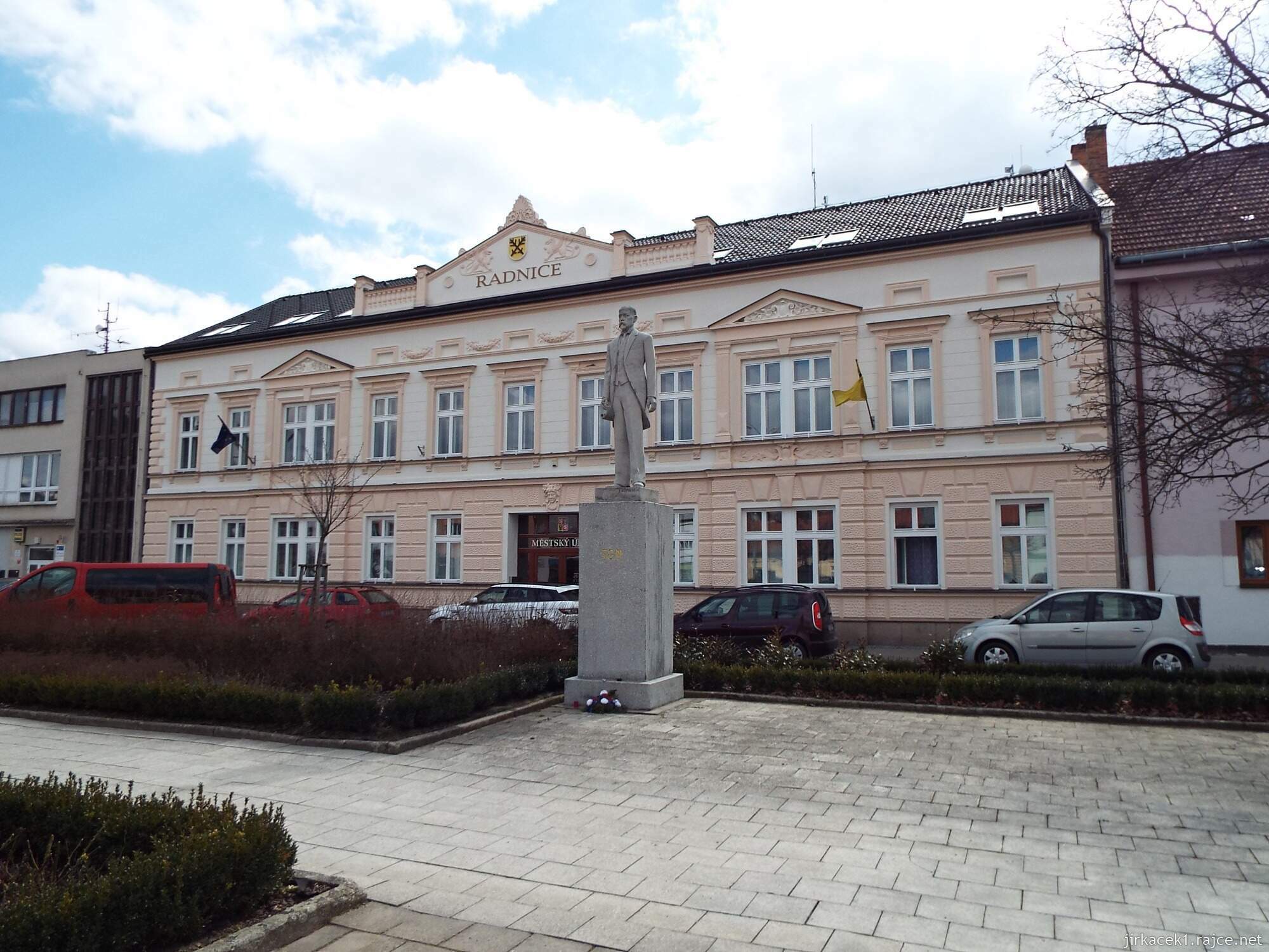 27 - Letovice - Masarykovo nám. 11 - socha Masaryka před radnicí