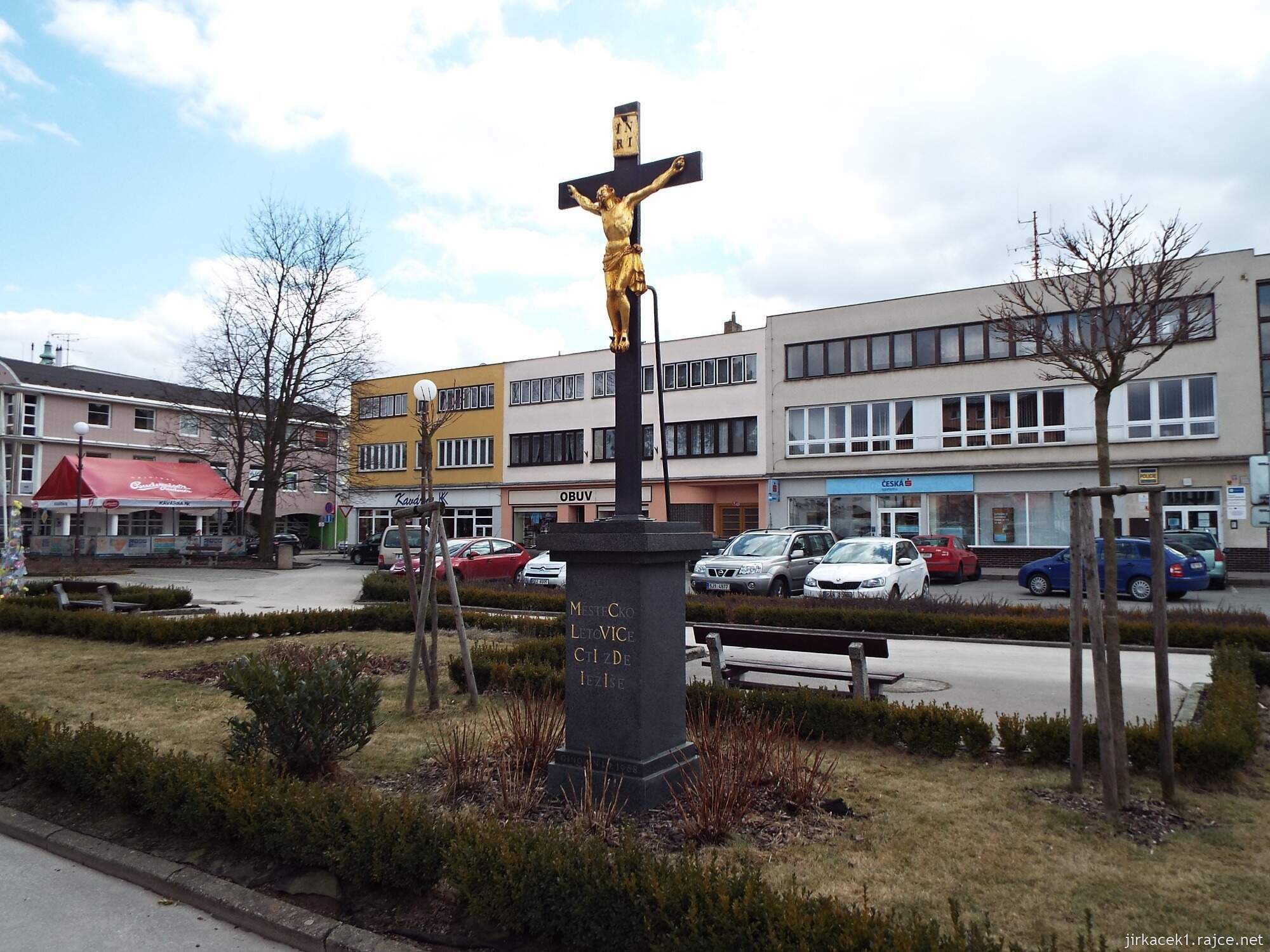 27 - Letovice - Masarykovo nám. 13 - litinový kříž s Kristem