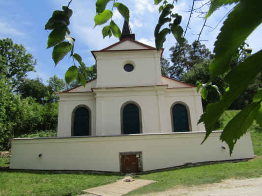 kaple sv.Anny - Kaple u léčivého pramene na Svatém poli byla v roce 1667 přestavěna na barokní kapli, v roce 1752 zde byly založeny lázně.
