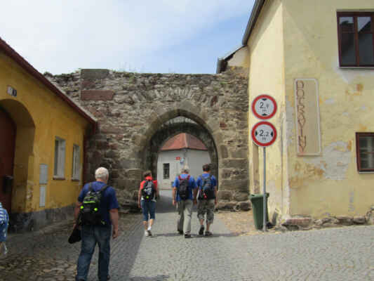 Jihovýchodní brána - Zbytek městského opevnění z počátku 16. století. Vedle brány stálo vězení a dům branného. Před touto bránou stávala ještě jedna brána s padacím mostem, která byla zbořena v polovině 19. století.