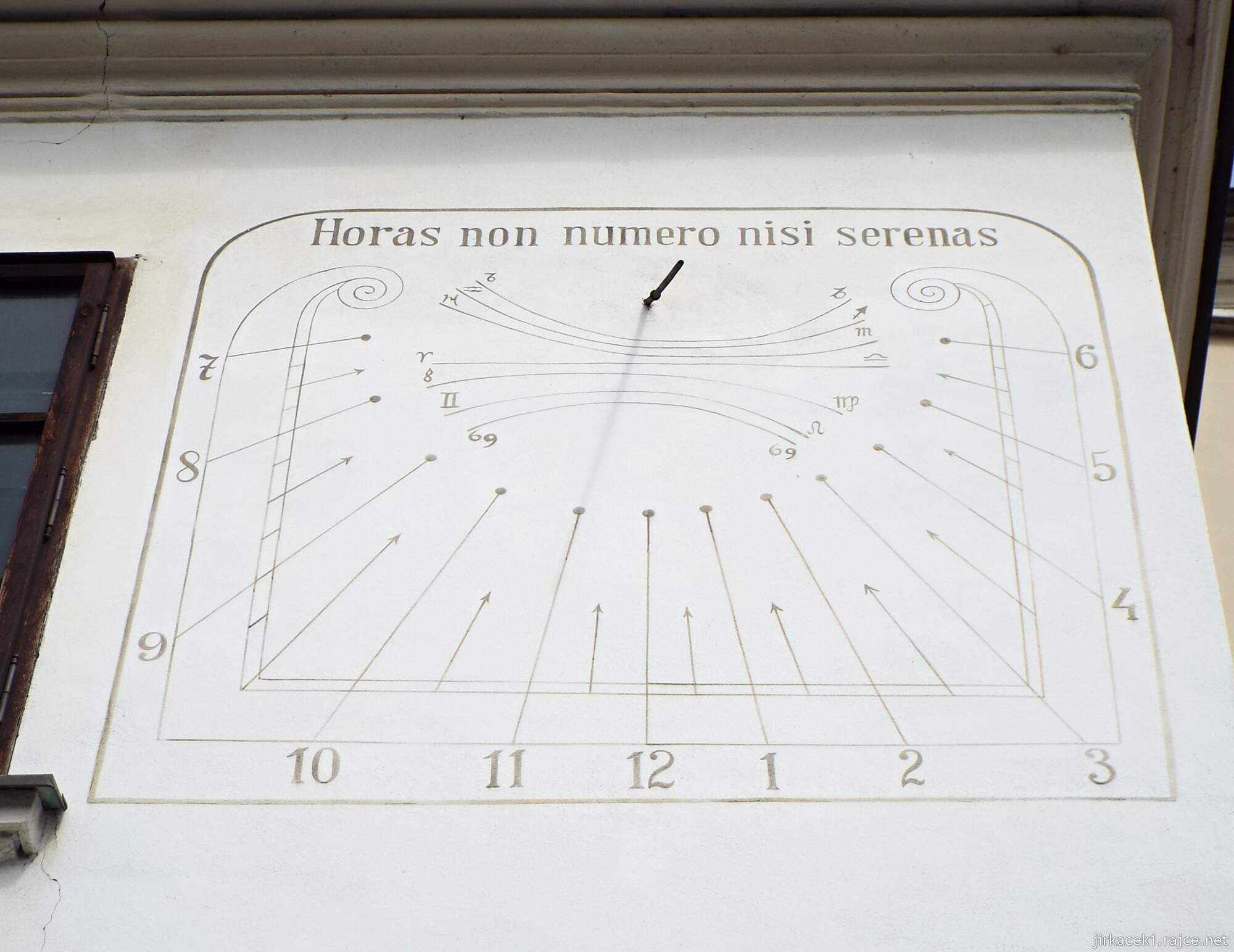 39 - Svitavy - Kostel Navštívení Panny Marie 11 - sluneční hodiny