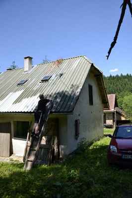 Jak vylézt na střechu kvůli změření komínů?
