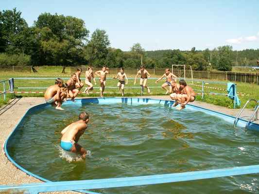 Míreč 2007 013 - Společný synchronizovaný skok "kufr". Voda v bazénu nebyla luxusní, ale pořád lepší než v rybníku