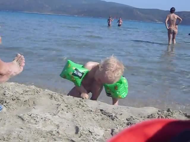 rajce.idnes. beach kids Happy in sand — video na Rajčeti