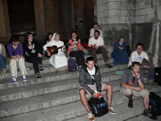 04 večerní zpívání u baziliky v Annecy