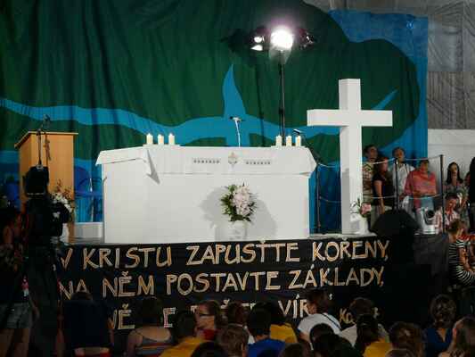 09 motto v českém pavilonu - V Kristu zapusťte kořeny, na něm postavte základy, pevně se držte víry.